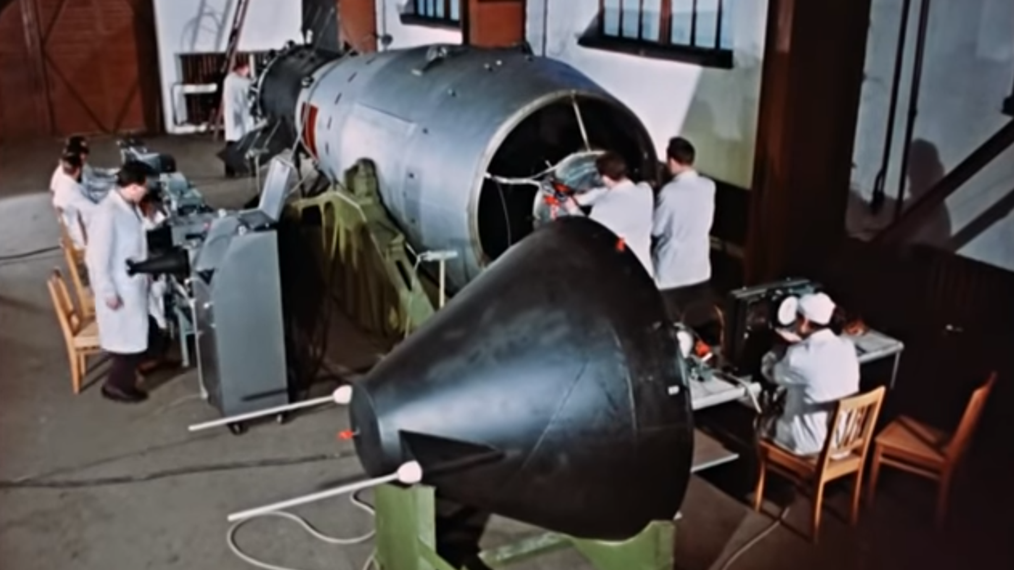 Испытания первой в мире. Царь бомба 50 мегатонн. Водородная бомба 50 мегатонн в СССР. Испытание 50 мегатонной бомбы в СССР. Царь бомба СССР 1961 год.