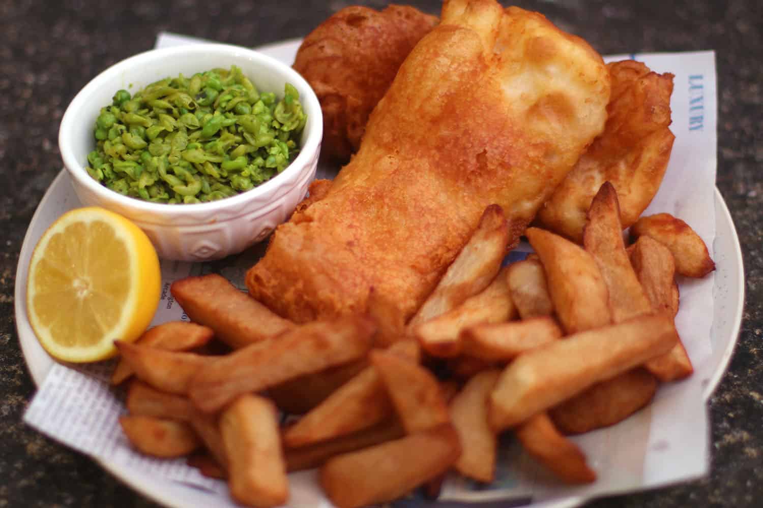 Рыба в британии. Великобритания Fish Chips. Национальное блюдо Великобритании Фиш энд чипс. Фиш энд чипс Австралия.