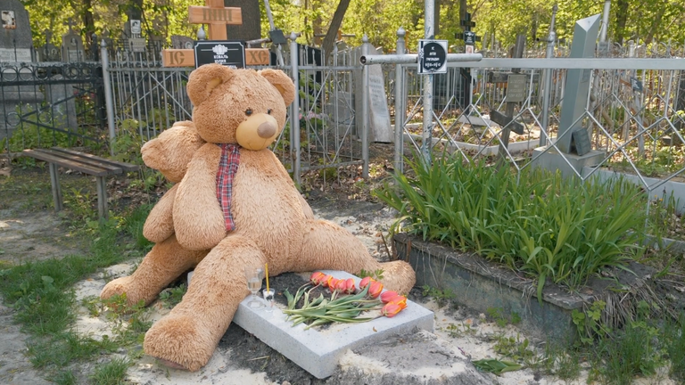 Oleg is now a regular visitor to his wife's grave 